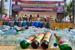 Jelang Ramadhan, Polres Madiun Kota Musnahkan Miras dan Knalpot