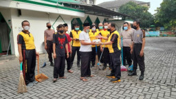 Sambut Bulan Ramadhan, Kapolsek Bagikan Alquran dan Kerja Bakti