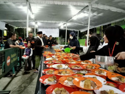 Masjid An-Nur Batu, Sajikan Ratusan Porsi Makanan dan Takjil Gratis