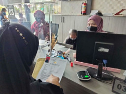 Peringati Hari Kartini, Sejumlah Polwan di Polrestabes Surabaya Kenakan Kebaya