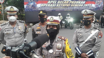 Pengendara Mobil dan Motor yang Melanggar, Diberi Sangsi Janur Kuning