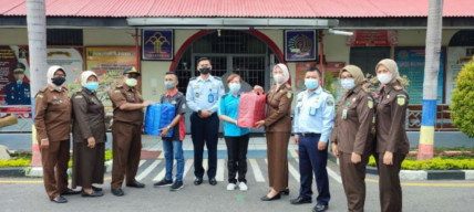 PJI Kota Madiun Bagi Takjil untuk Napi dan Pekerja di TPA Winongo