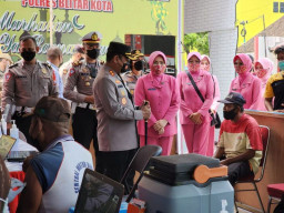 Kapolres Blitar Kota Bersama Ketua Bhayangkari Cek Pos PAM