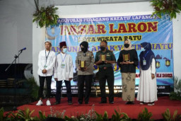 Paguyuban PKL Pasar Laron Bagikan Santunan pada Puluhan Anak Yatim