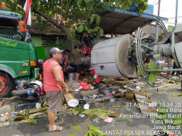 Truk yang Tabrak Tiang di Bekasi, Diduga Ngebut