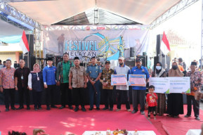 BPJS Ketenagakerjaan Gresik Serahkan Santunan JKM di Festival Nelayan 2022