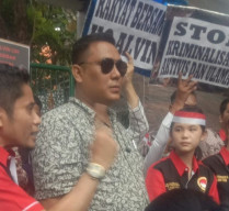 Kate Victoria Kersama Massa Aksi Geruduk Kejagung, Minta Sang Ayah Dibebaskan