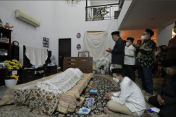 Ridwan Kamil Takziah ke Rumah Ayahanda Emil Dardak