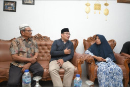 Ridwan Kamil Sambangi Keluarga Ikhsan, Pelajar yang Hanyut di Sungai Bangek Padang