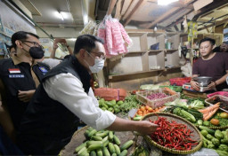 Ridwan Kamil Cek Harga ke Pasar Tradisional Pastikan Harga Sembako Masih Stabil