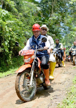 Tinjau Banjir Pameungpeuk, Wagub Jabar Salurkan Bantuan