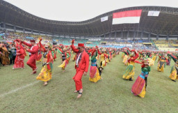 Ridwan Kamil Menari Ronggeng Beken Bersama 3.000 Penari di Kota Bekasi
