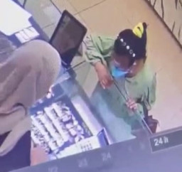 Wanita Berbaju Hijau Terekam CCTV, Diduga Mencuri 18 Gram Emas