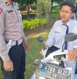 Bocil Pakai Motor tanpa Helm, SIM-STNK, Ditegur Polisi malah Nantang dan Mengumpat