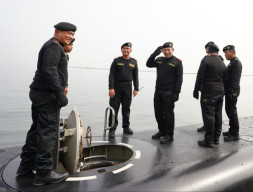 Kapolri Disematkan Brevet Hiu Kencana TNI AL