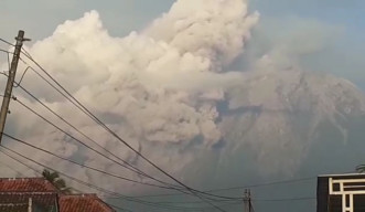 Semeru Erupsi, Hindari Sektor Tenggara dan Selatan Radius 13 Km dari Puncak