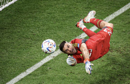 Gagalkan Dua Pinalti Belanda Emiliano Martinez: Wasit Tak Berguna