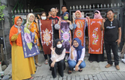 Universitas Ciputra Terapkan Greenpreneur untuk Kembangkan UMKM Kriya Batik di Sidoarjo