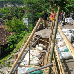 Talud Longsor Ancam 3 Rumah Warga, Bupati Ponorogo Percepat Perbaikan
