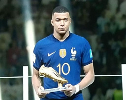 Cetak 8 Gol, Mbappe Raih Sepatu Emas