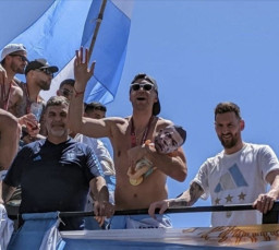 Ikut Gembira saat Martinez Gendong Boneka Berwajah Mbappe, Messi Dibenci Fans PSG