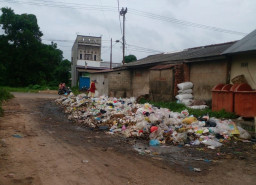 Tumpukan Sampah di Pasar Sukajadi Menutupi Jalan