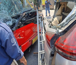 Bus Surabaya Tabrak Xpander, Begini Ceritanya