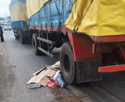 Diduga Hindari Genangan Air, Pengendara Vario Tewas Terlindas  Truk Gandeng di Balongbendo
