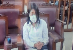 Putri Dituntut 8 Tahun, Pengunjung Sidang Riuh