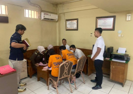 Kejari Surabaya Menerima Berkas dan Barang Bukti Perkara Kebaya Merah