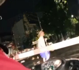 Terekam Kamera, Kakek 81 Tahun Tabrakkan Diri ke Kereta Api di Jl. Demak, Surabaya