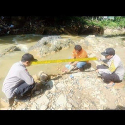 Bayi Cantik Dibungkus Plastik lalu Dibuang di Bawah Jembatan