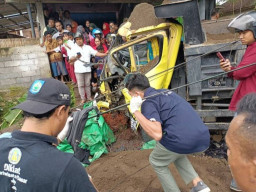 Tabrakan Beruntun Libatkan Truk, Fortuner dan Dua Motor, 1 Tewas