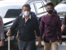 Tiba di KPK, Bupati Meranti Bungkam