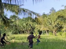 Usai Bacok Perempuan, Begal Sadis Ini Berhasil Diselamatkan Polisi dari Amuka Warga