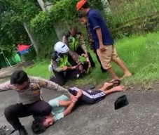 Melawan saat Ditilang, Pelanggar Lalu Lintas Dipiting Petugas