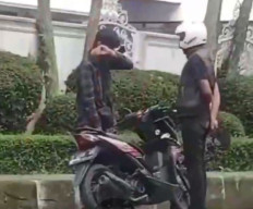 Bersenggolan di Jalan Raya, Bapak Ini Pukul Remaja hingga Kejang lalu Dijambak