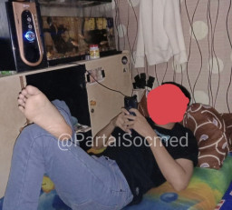 Viral! Napi Asyik Main HP Dalam Kamar Lapas dengan Fasilitas Lengkap plus AC