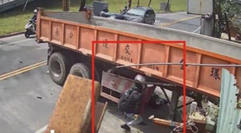 Berkat Helm Berkualitas, Pria Ini Selamat dari Tabrakan dengan Truk