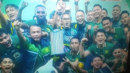 Kemenangan Persebaya Atas Bali United Ternodai Flare dan Kembang Api