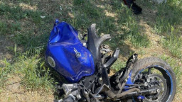 Terobos Lampu Merah, Motor Tabrak Mobil, Pengemudi Terpental Jauh