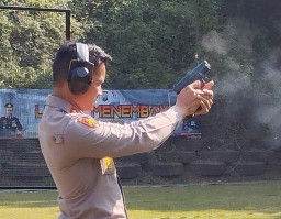Desingan Suara Pistol  Warnai Lomba Menembak Peringati Hari Bhayangkara ke-77