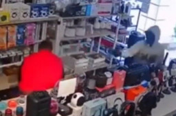 Asyik Belanja, Pria Ini Ditembaki 3 Orang Tak Dikenal dari Jarak Dekat