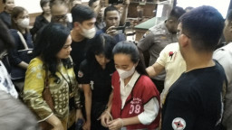 Menggangu Proses Persidangan, Masa Terdakwa Liliana Herawati Ditegur Petugas