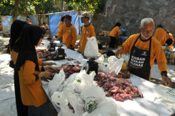 3.000 Bungkus Daging Kurban Didistribusikan ke Warga
