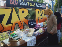 IKA Stikosa AWS Gelar Bazar Peduli bareng GUSDURian Peduli
