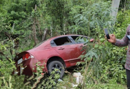Ngebut dan Tak Terkendali, Mobil Sedan Tabrak Pejalan Kaki