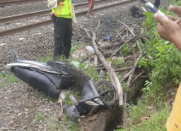 Lewati Rel tanpa Palang, Pemotor Tewas Ditbrak KA