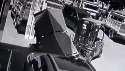 Bocah 13 Tahun Tertimpa Tumpukan Lantai Laminasi dari Forklift