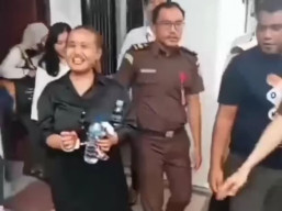 Ditahan Polisi sambil Diborgol, Lina Mukherjee Cengengesan